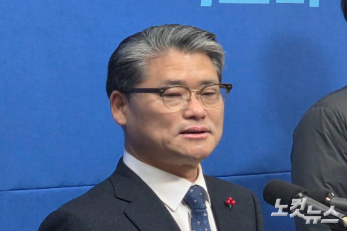 임상규 전 전북도 행정부지사가 20일 전북도의회에서 기자회견을 하고 있다. 최명국 기자