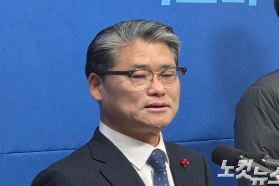 임상규 전 전북도 행정부지사가 20일 전북도의회에서 기자회견을 하고 있다. 최명국 기자