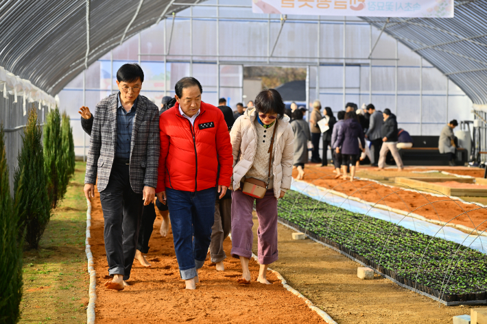  속초 노학동 꽃묘장 내 비닐하우스를 활용한 맨발 황톳길. 속초시 제공