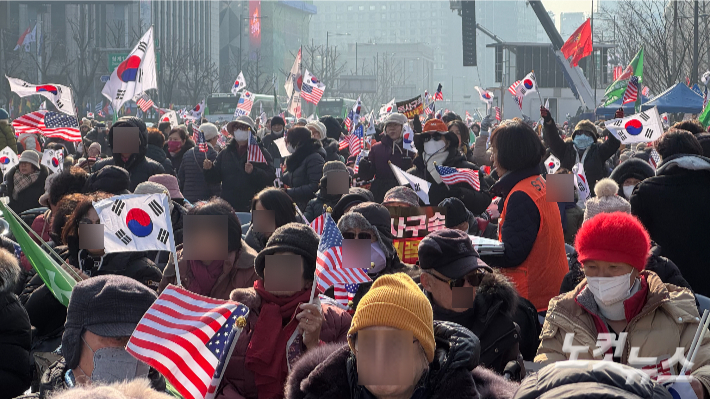 17일 오전 11시 30분부터 사랑제일교회 목사 전광훈씨가 구속된 가운데 전씨가 이끌던 대한민국바로세우기국민운동본부(대국본)가 서울 종로구 광화문 동화면세점 앞에서 집회를 개최했다. 김수진 기자