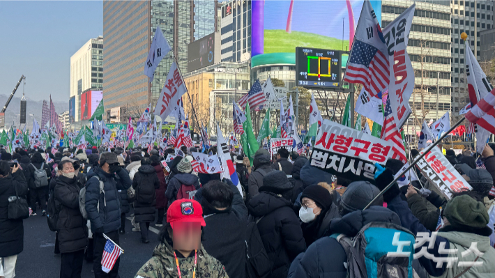 17일 오전 11시 30분부터 사랑제일교회 목사 전광훈씨가 구속된 가운데 전씨가 이끌던 대한민국바로세우기국민운동본부(대국본)가 서울 종로구 광화문 동화면세점 앞에서 집회를 개최했다. 김수진 기자