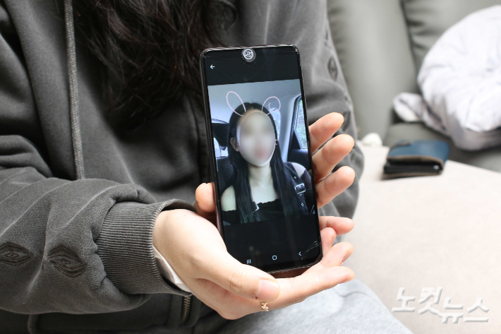 예림씨의 동생이 보여준 예림씨의 생전 모습. 어머니는 "우리 딸 정말 예쁘죠"라며 한참동안 사진을 바라봤다. 강지윤 기자 