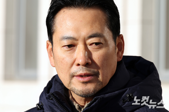 '통일교 게이트 특검·민주당 공천뇌물 특검' 수용을 촉구하며 6일째 단식을 이어가고 있는 국민의힘 장동혁 대표가 20일 서울 여의도 국회 본청 외부에서 산책중 취재진의 질문에 답변을 하고 있다. 윤창원 기자