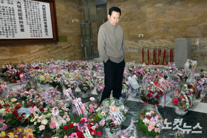 '통일교 게이트 특검·민주당 공천뇌물 특검' 수용을 촉구하며 6일째 단식을 이어가고 있는 국민의힘 장동혁 대표가 20일 서울 여의도 국회 로텐더홀에서 응원 꽃바구니를 바라보고 있다. 윤창원 기자