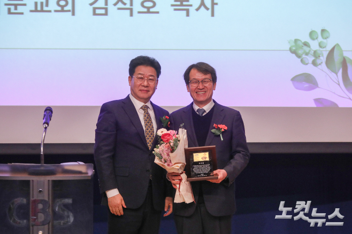 이임하는 제7대 박종숙 이사장에게 감사패를 전달하고 있다. 최화랑 기자