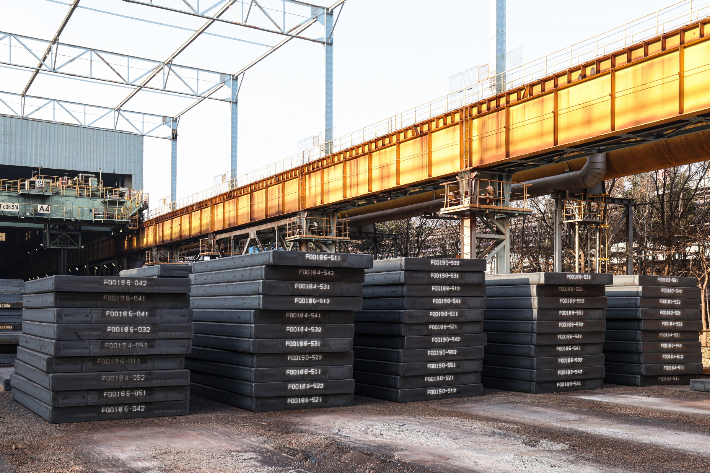 포항제철소 야드에 적치된 슬라브. 포스코 제공