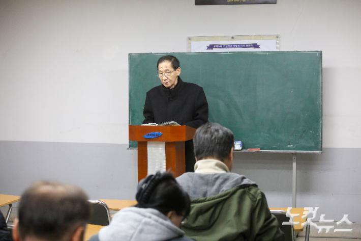 김제노회 성경학교 평신도반에서 전준영 목사가 모세오경 강의를 통해 성경의 기초를 설명하고 있다. 최화랑 기자