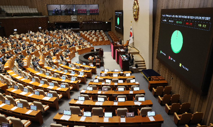 민주당 주도로 2차 종합특검법 본회의 통과. 연합뉴스