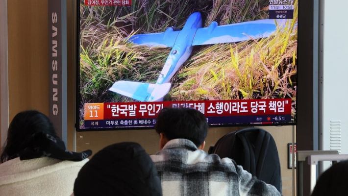 서울역에서 무인기 관련 뉴스 보는 시민들. 연합뉴스