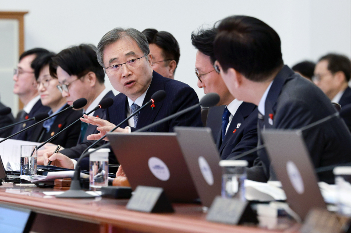 조현 외교부 장관이 20일 청와대에서 열린 국무회의에서 이재명 대통령의 질문에 답하고 있다. 연합뉴스