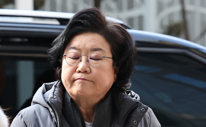 이혜훈 기획예산처 장관 후보자가 20일 서울 중구 예금보험공사에 마련된 인사청문회 준비 사무실로 출근하며 취재진의 질문을 받고 있다. 연합뉴스