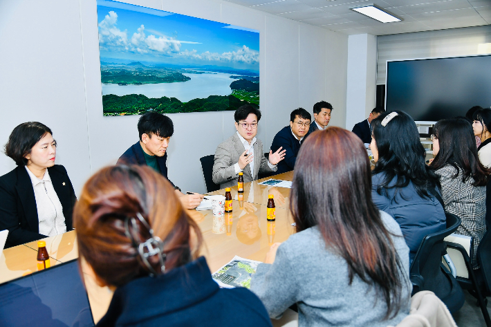 새솔학교 학부모 간담회에서 김병수 김포시장이 발언하고 있다. 김포시 제공