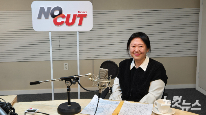 '말의 무게 손으로 전하다' 박윤희 집사의 수어통역 이야기