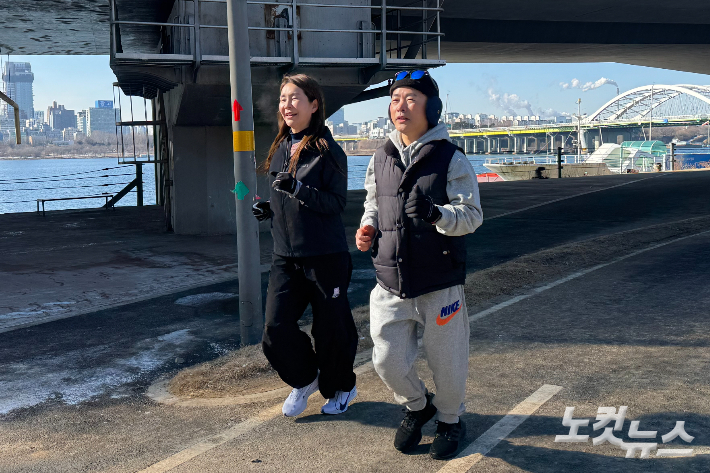 한강을 달리는 시민 러너 신우홍씨와 전소연씨. 이우섭 기자