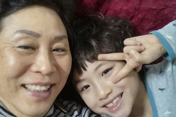 고 이화영씨와 손주 김준서군. 유가족 제공