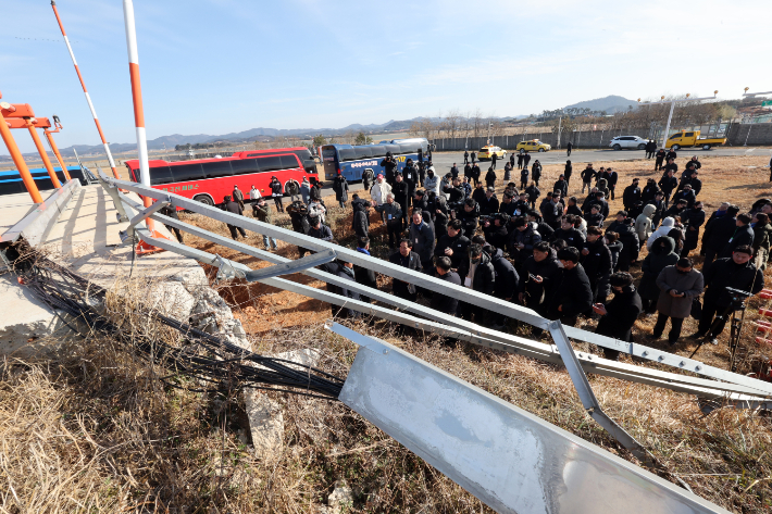 20일 무안국제공항에서 열린 12·29 여객기 참사 진상규명을 위한 국정조사특별위원회 현장조사에서 위원들과 유가족들이 방위각 시설을 둘러보고 있다. 연합뉴스
