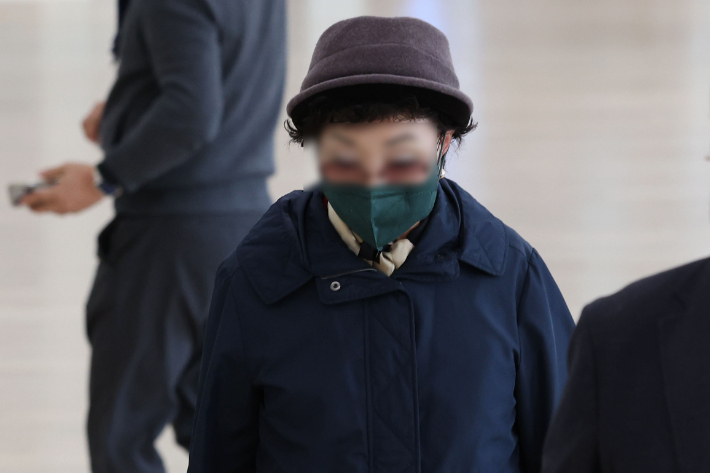 양평 공흥지구 개발 특혜 의혹과 관련해 김건희 씨의 모친 최은순씨가 지난해 11월 서울 광화문 KT 빌딩에 마련된 김건희특검 사무실에 피의자 신분으로 출석하고 있다. 류영주 기자