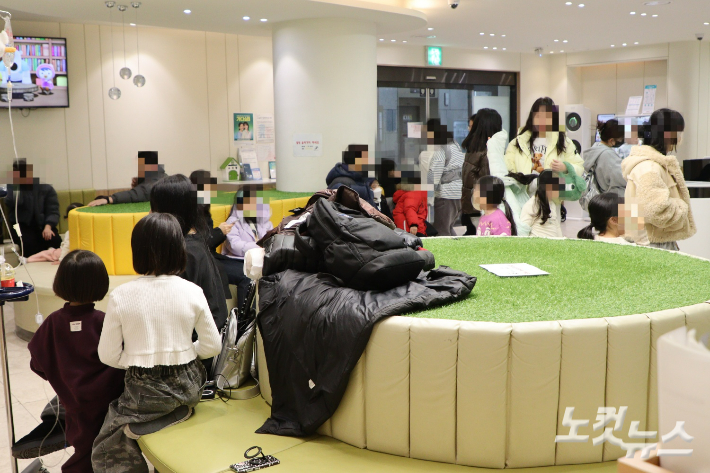 청주의 한 어린이 병원에 내원한 환자들로 북적이고 있다. 임성민 기자