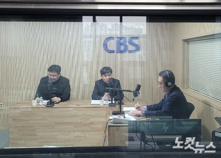 왼쪽부터 유상용 충북도의원, 이상식 충북도의원, 김종현 앵커. 충북CBS