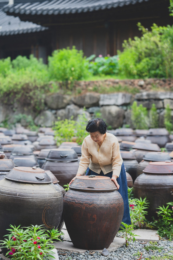 신세계백화점은 대한민국 전통장 분야의 대표 장인인 기순도 명인과 함께하는 체험형 프로그램 '나만의 장 만들기'를 설 선물로 선보여 눈길을 끈다. 신세계백화점 제공 