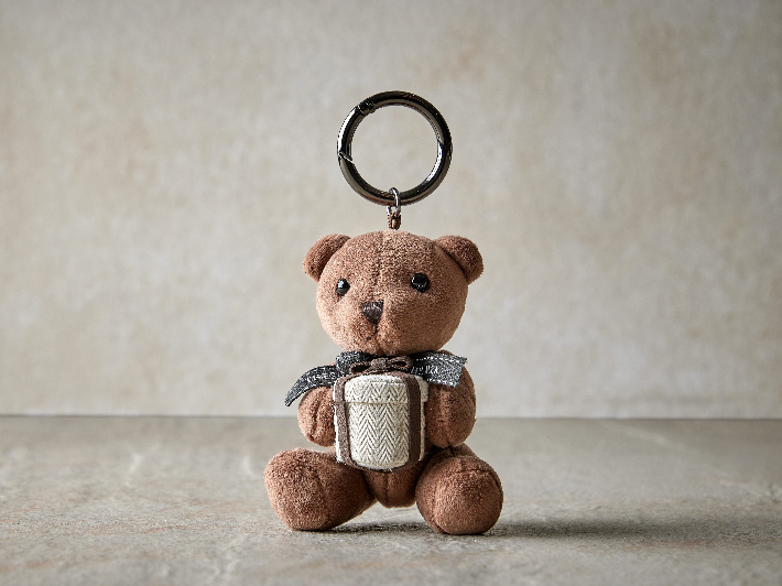 호텔신라는 병오년 '말의 해'를 맞아 '도멘 드 슈발리에' '스페셜 와인세트'와 '신라 기프트베어 키링' 등 신규 상품을 더했다. 호텔신라 제공