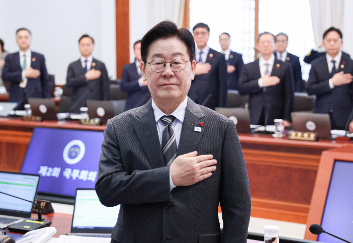 이재명 대통령이 20일 청와대에서 열린 국무회의에서 국민의례를 하고 있다. 연합뉴스