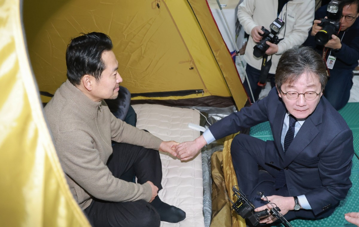 더불어민주당에 통일교·공천헌금 '쌍특검' 수용을 요구하며 엿새째 단식 농성 중인 국민의힘 장동혁 대표가 20일 국회 로텐더홀 단식 농성장을 찾은 유승민 전 의원과 대화하고 있다. 연합뉴스