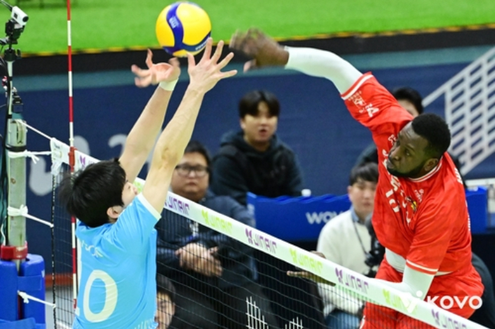 한국전력 베논(오른쪽)이 20일 대한항공과 경기에서 1개월 만에 복귀한 정지석의 블로킹에도 강스파이크를 터뜨리고 있다. 한국배구연맹 