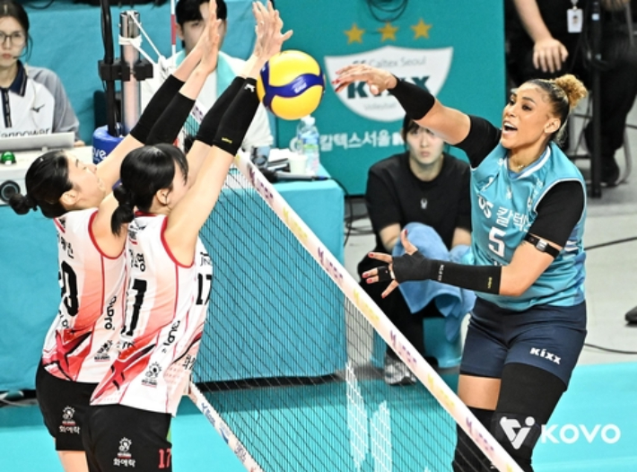 GS칼텍스 실바(오른쪽)가 정관중 블로커들을 상대로 강타를 터뜨리고 있다. 한국배구연맹 