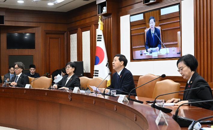 구윤철(오른쪽 두 번째) 경제부총리 겸 재정경제부 장관은 21일 올해 첫 경제관계장관회의를 열고 이 같은 내용의 '대·중소기업 상생 성장전략'을 발표했다. 재정경제부 제공