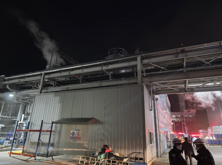 20일 오후 7시 36분쯤 경북 김천시 어모면 남산리의 코오롱생명과학 공장에서 불이 났다. 경북소방본부 제공 