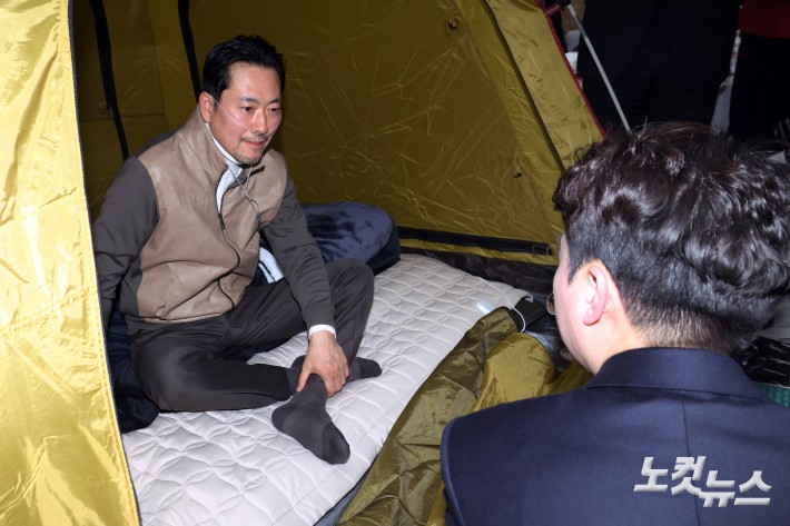 이준석 개혁신당 대표가 21일 서울 여의도 국회 로텐더홀에서 단식투쟁 7일차를 맞은 장동혁 국민의힘 대표를 찾아 대화를 하고 있다.