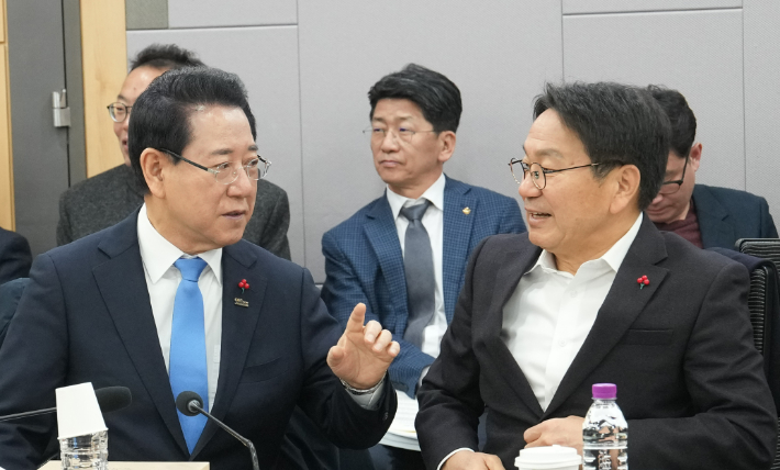 김영록 전라남도지사가 21일 서울 국회의원회관에서 열린 광주·전남 행정통합 특별법 검토 제2차 조찬 간담회에서 강기정 광주광역시장과 특별법 내용에 대해 논의하고 있다. 전라남도 제공 