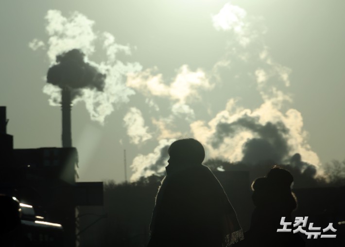 난방 수증기 뿜는 도심 빌딩