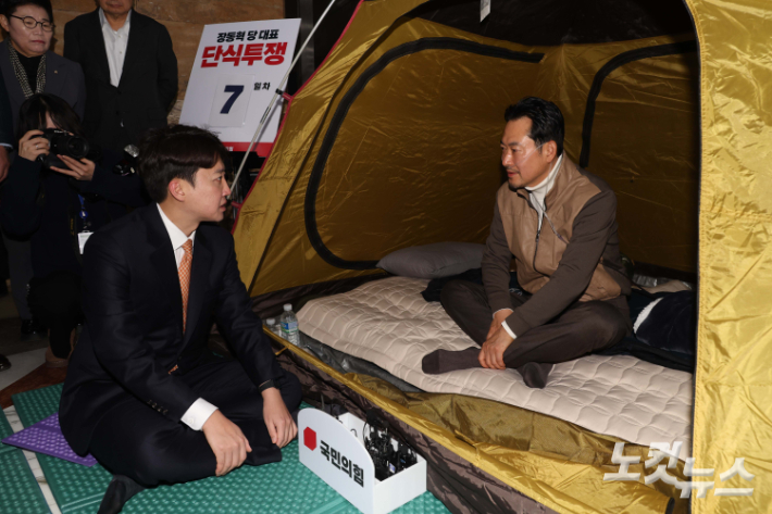 이준석 개혁신당 대표가 21일 서울 여의도 국회 로텐더홀에서 단식투쟁 7일차를 맞은 장동혁 국민의힘 대표를 찾아 대화를 하고 있다. 윤창원 기자