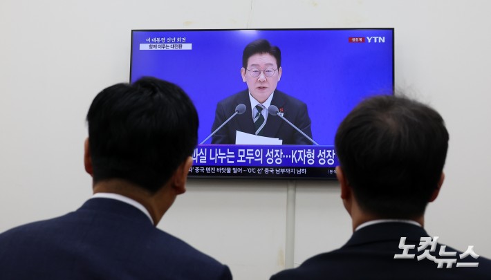 정청래 더불어민주당 대표, 한병도 원내대표를 비롯한 의원들이 21일 오전 서울 여의도 국회에서 이재명 대통령 신년 기자회견을 시청하고 있다.2026.01.21