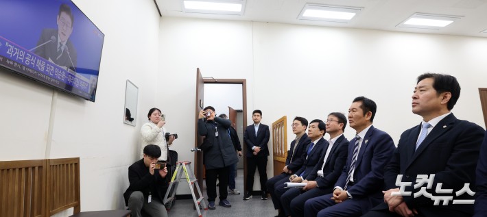 정청래 더불어민주당 대표, 한병도 원내대표를 비롯한 의원들이 21일 오전 서울 여의도 국회에서 이재명 대통령 신년 기자회견을 시청하고 있다.2026.01.21