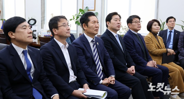 정청래 더불어민주당 대표, 한병도 원내대표를 비롯한 의원들이 21일 오전 서울 여의도 국회에서 이재명 대통령 신년 기자회견을 시청하고 있다.2026.01.21