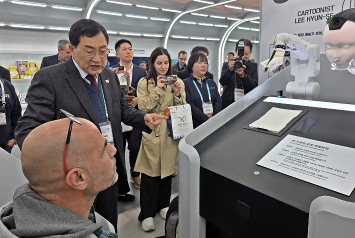 주낙영 경주시장이 APEC 기업전시장에서 인공지능 기반 체험형 전시 제품을 체험하고 있다. 경주시 제공