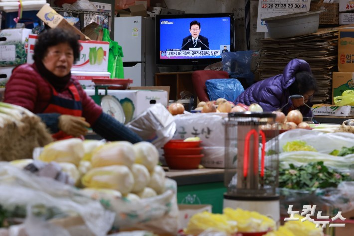 21일 오전 서울 서대문구 인왕시장의 한 가게에 이재명 대통령 신년 기자회견 방송이 나오고 있다.