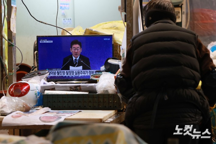21일 오전 서울 서대문구 인왕시장의 한 가게에 이재명 대통령 신년 기자회견 방송이 나오고 있다.