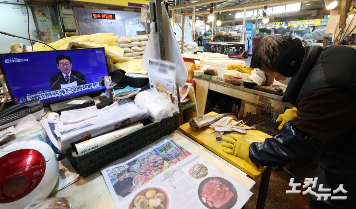 21일 오전 서울 서대문구 인왕시장의 한 가게에 이재명 대통령 신년 기자회견 방송이 나오고 있다.