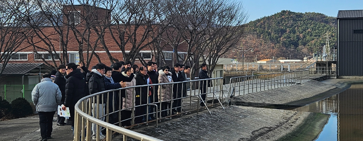 수원특례시의회 방문단이 경주 공공하수처리장에서 혐기조 등 주요 처리시설을 둘러보며 하수 처리 운영 현황에 대한 설명을 듣고 있다. 경주시 제공