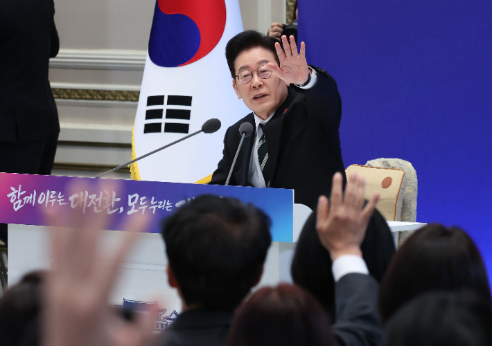 이재명 대통령이 21일 청와대 영빈관에서 열린 신년기자회견에서 취재진 질문을 받고 있다. 연합뉴스