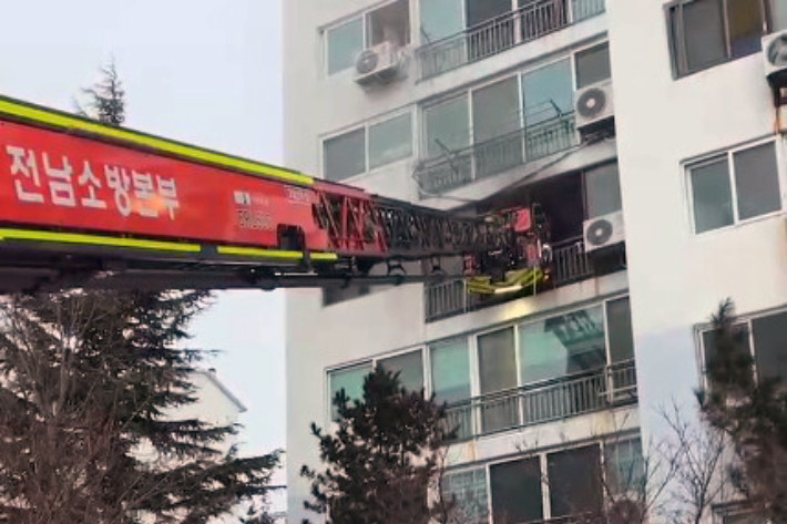 자녀 3명 고립된 아파트 화재 현장. 연합뉴스