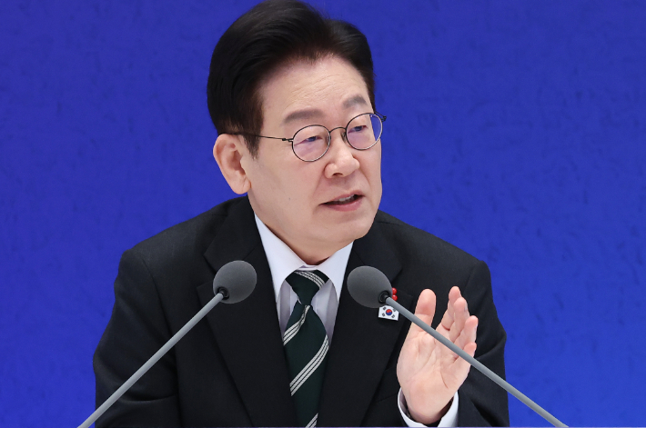 이재명 대통령이 21일 청와대 영빈관에서 열린 신년기자회견에서 발언하고 있다. 연합뉴스