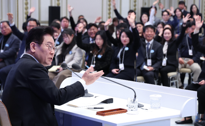 이재명 대통령이 21일 청와대 영빈관에서 열린 신년기자회견에서 취재진 질문을 받고 있다. 연합뉴스