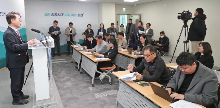 육동한 춘천시장은 지난 1월 6일 기자회견에서 '승세등비(乘勢騰飛)'를 시정 기조로 내세우며 지난 4년간 축적된 도시의 저력과 행정 성과를 2026년부터 본격적인 도약과 결실의 단계로 연결하겠다고 밝혔다. 춘천시 제공