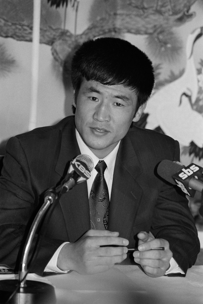 지난 1991년 당시 제3국을 통해 귀순한 북한 유도선수 이창수의 기자회견. 연합뉴스 