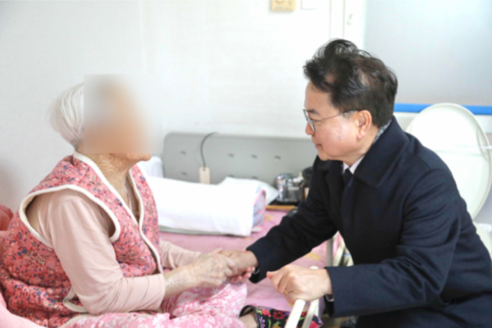 육동한 춘천시장은 새해를 맞아 지난 1월 2일 후평1동에 거주하는 106세 독거어르신 가구 등 2가구를 찾아 겨울 한파 속 어르신들의 안전과 건강 상태, 주거 여건을 점검하고 불편 사항을 살폈다. 춘천시 제공